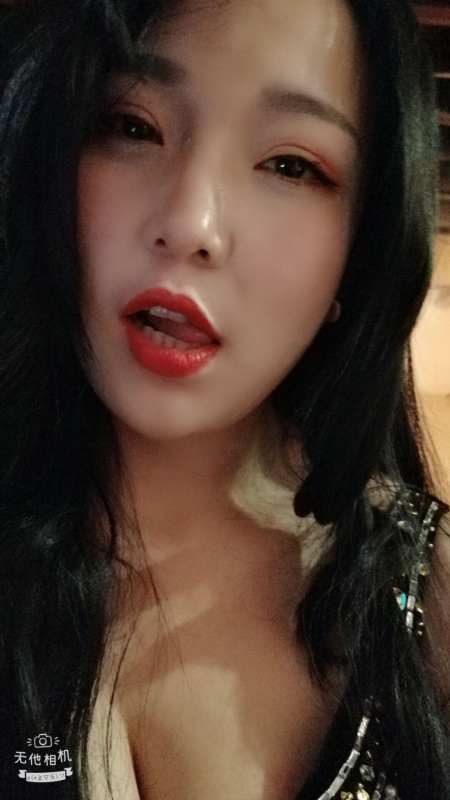 自聊的文静姑娘